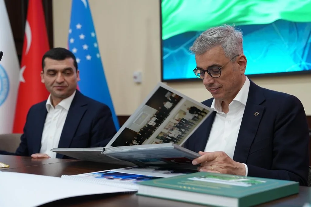 İbni Sina Tıp Fakültesi'nde onursal profesörlük unvanı verildi