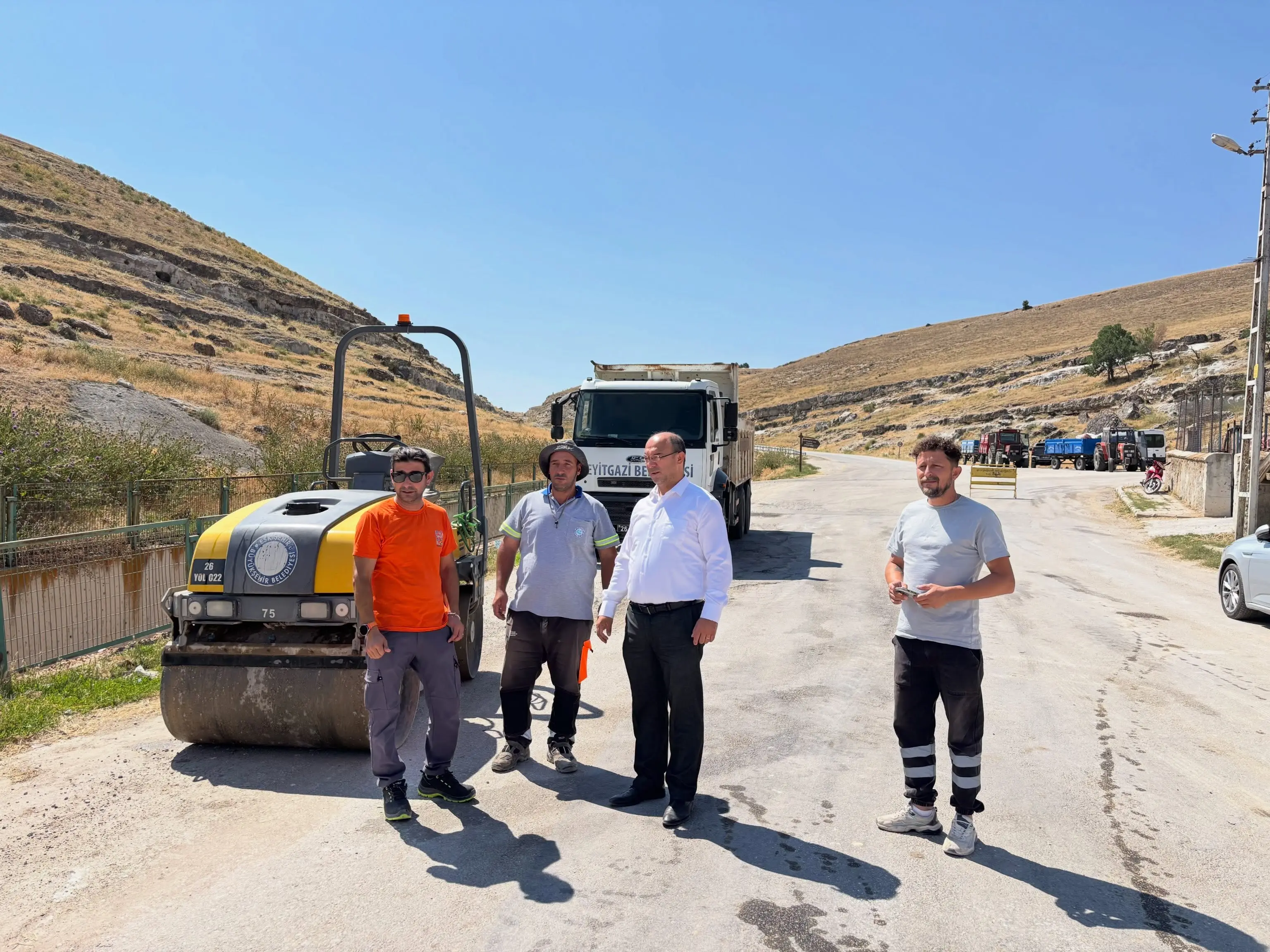 Seyitgazi'de Yol Onarım Çalışmaları Devam Ediyor