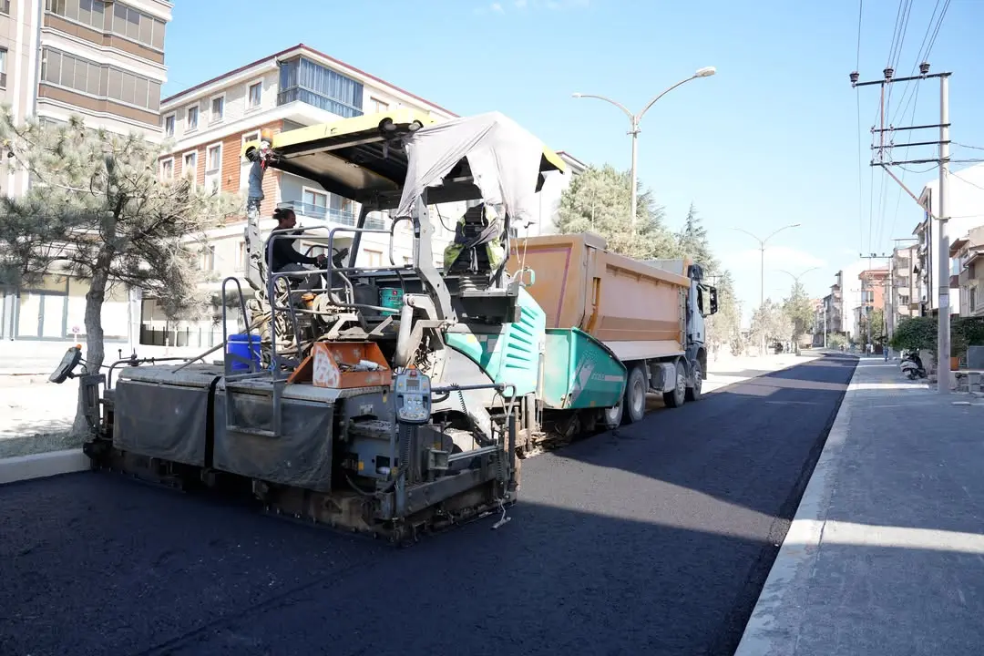 Tavşanlı'da Asfalt Serim Çalışmaları Başladı