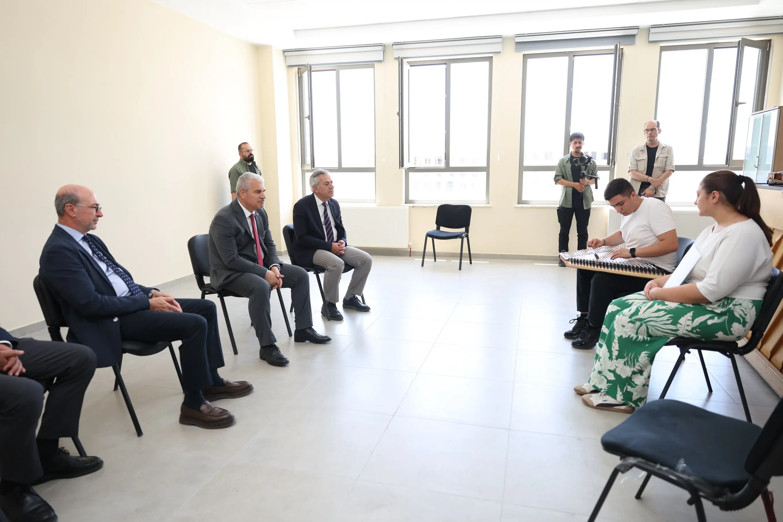 Vali Akın, Güzel Sanatlar Lisesini Ziyaret Etti