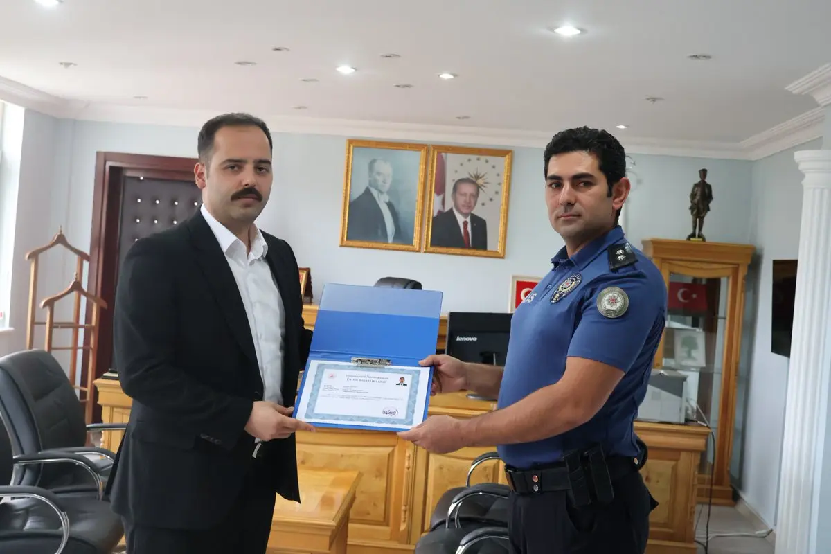 Kaymakam Adem Levent'ten Başarı Belgesi Taltifi