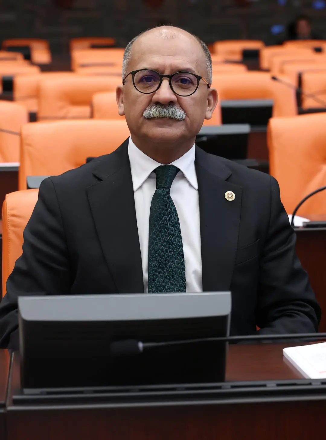 Öğretmenlerin sorunları araştırma önergesi reddedildi