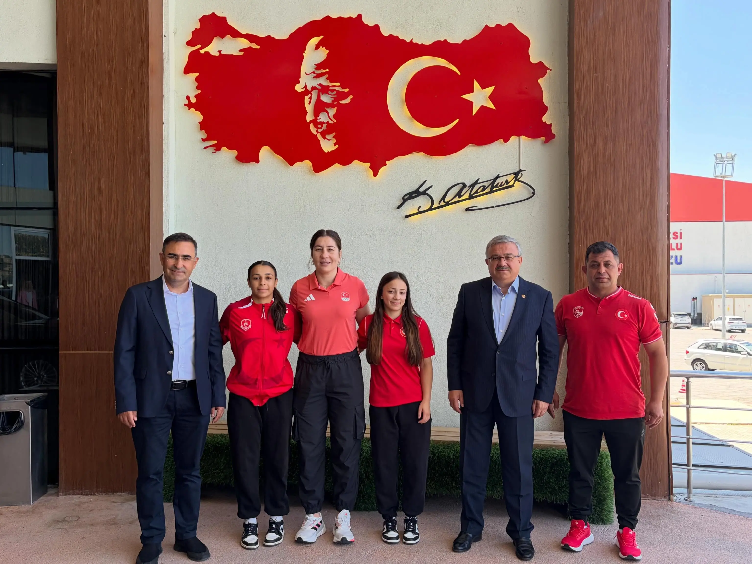 Güreşçilerle Bir Araya Gelindi