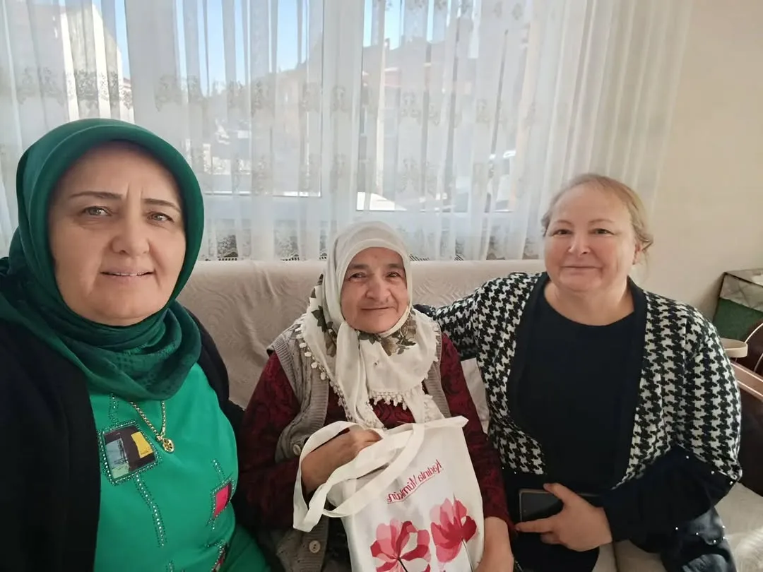 AK Parti Afyonkarahisar İl Kadın Kolları'ndan Yaşlı Ziyareti
