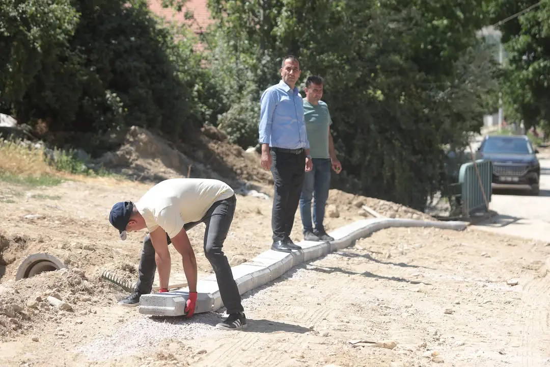 Belediye Başkanı taş döşeme çalışmalarını inceledi