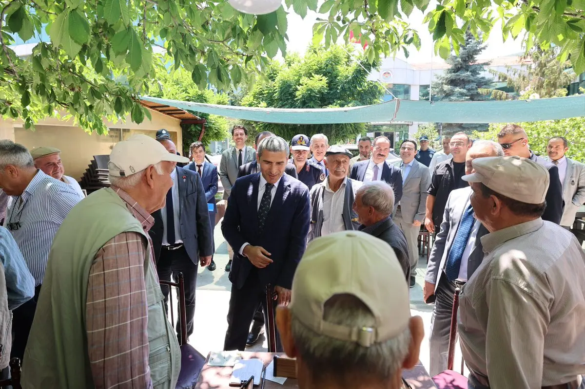 Vali Aktaş, Çay'daki esnafları ziyaret etti