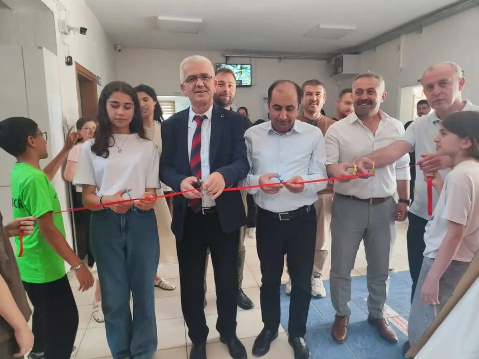Domaniç Ortaokulu'nda Yıl Sonu Resim Sergisi Açıldı