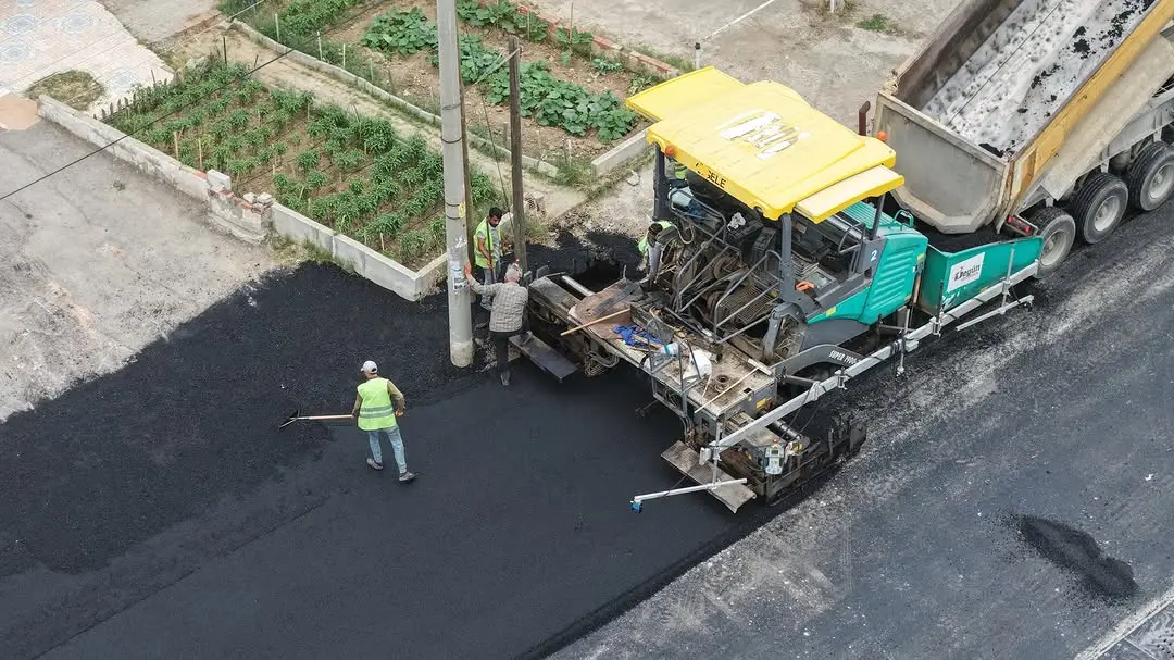 Karşıyaka'da asfalt serimi çalışmaları başladı
