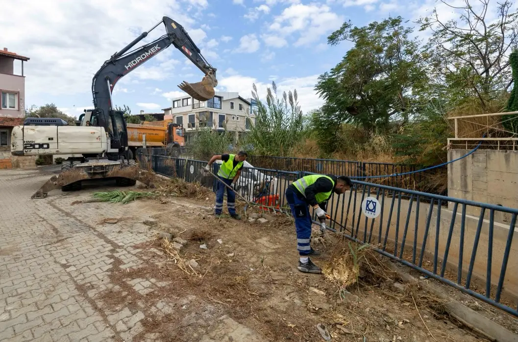 İzmir'de yağış öncesi temizlik çalışmaları hızlandı