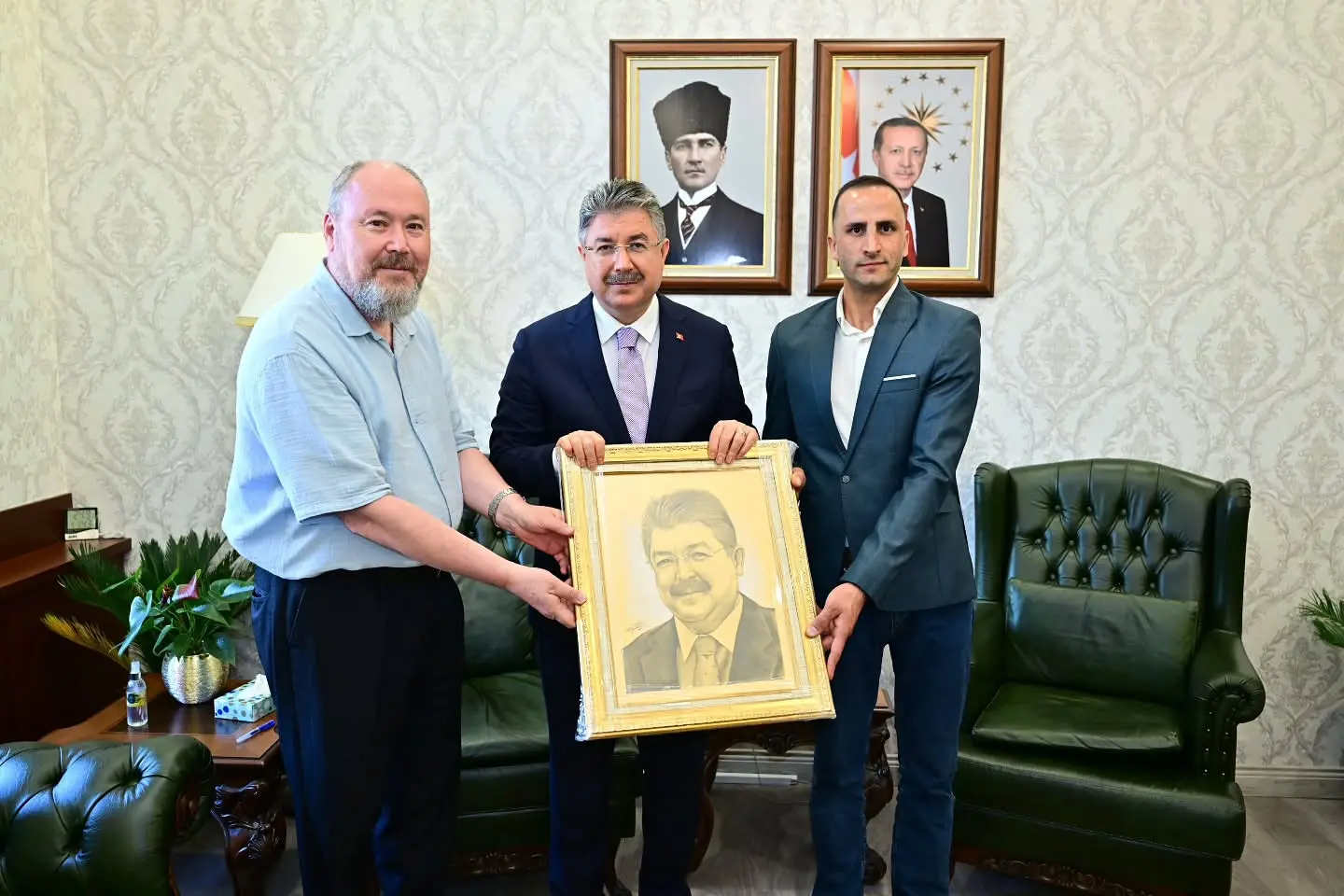 Hattat ve Ressam, Valiyi Ziyaret Etti