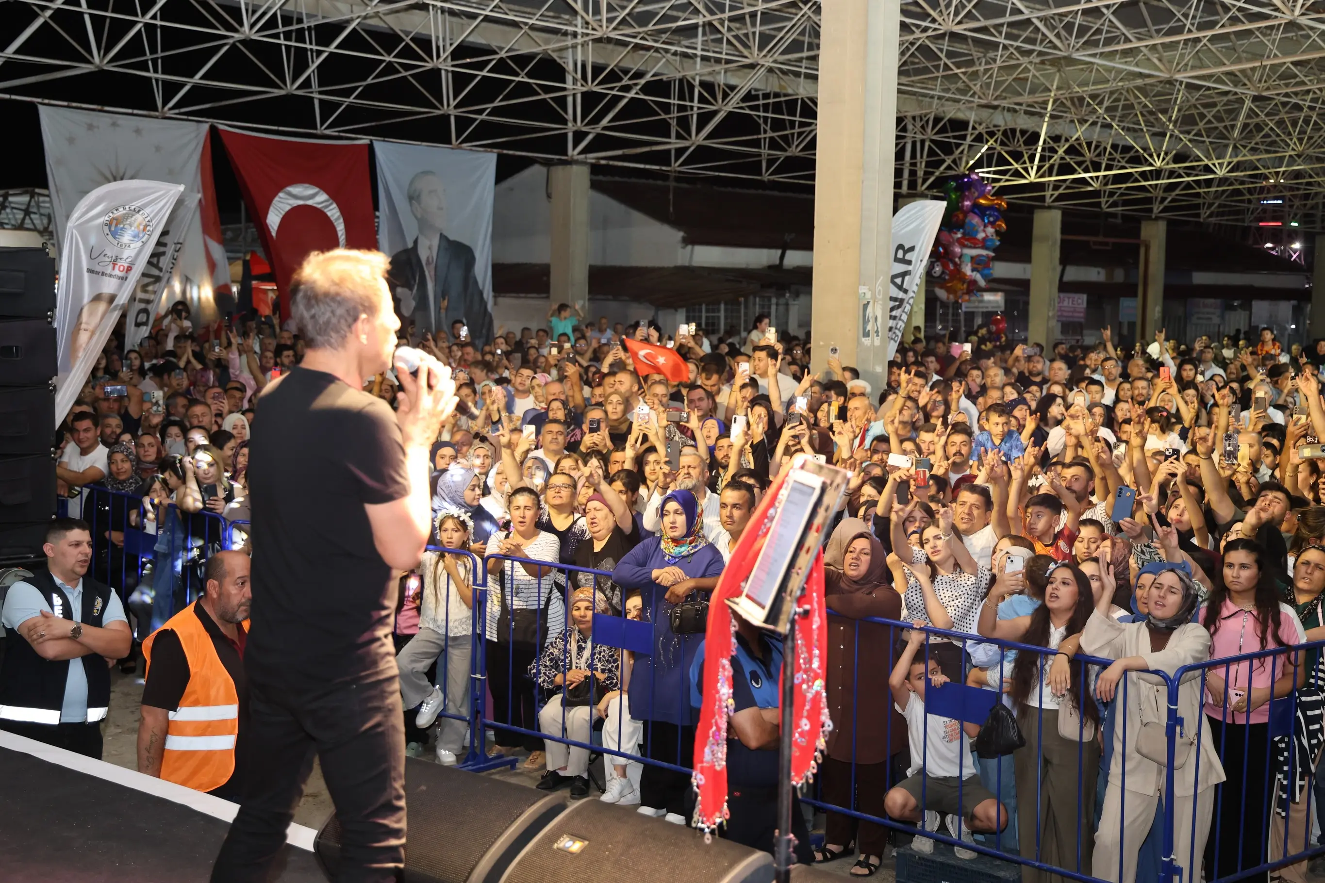 Dinar'da Mustafa Yıldızdoğan Konseri Coşkuyla Gerçekleşti