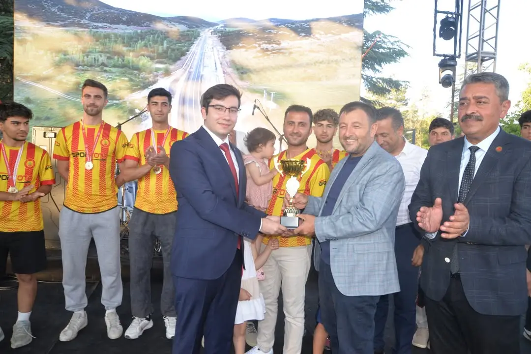 Şarkikaraağaç Belediyespor Şampiyonluk Kupasını Aldı