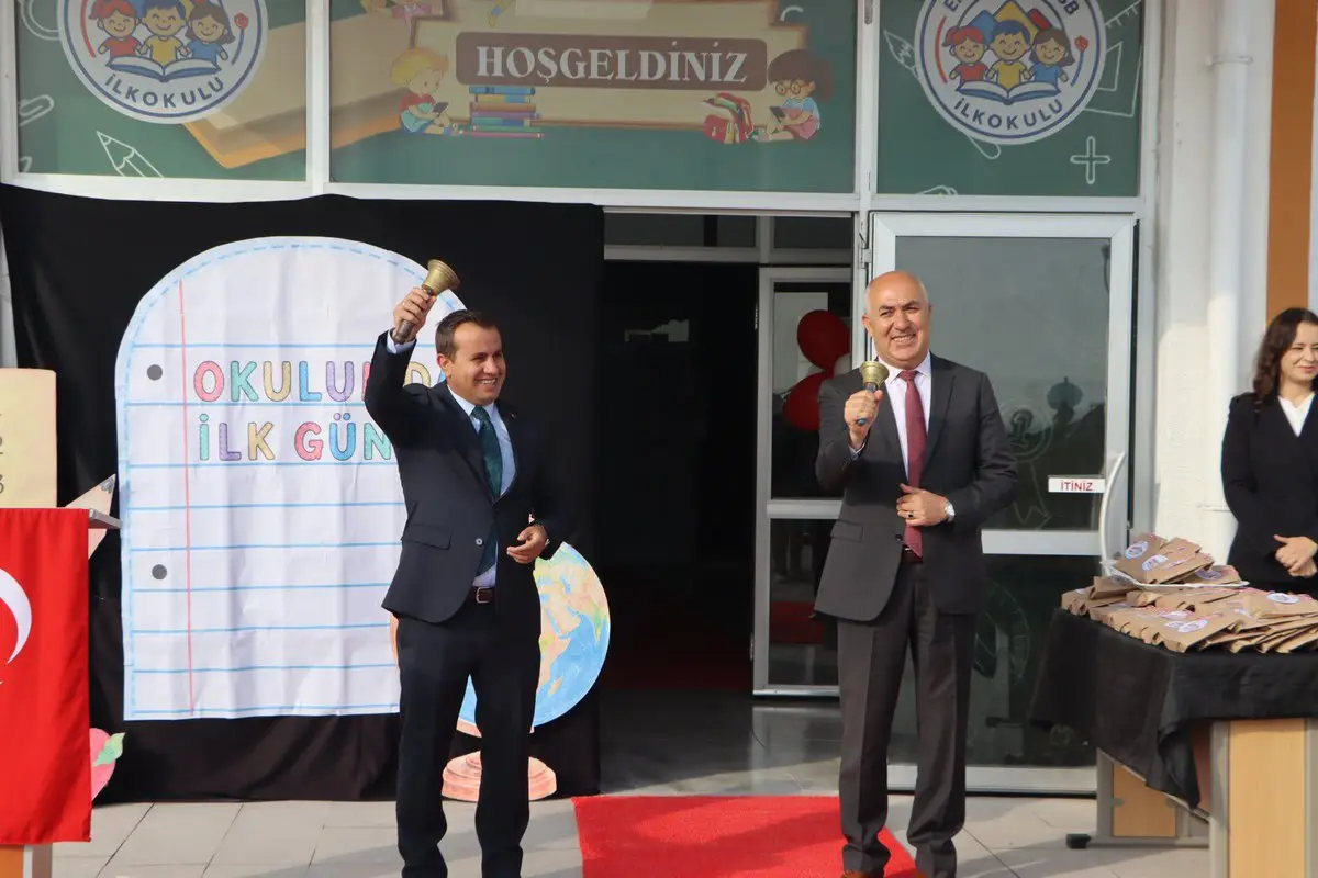 Kaymakam Adem Topaca, okulda ilk zili çaldı