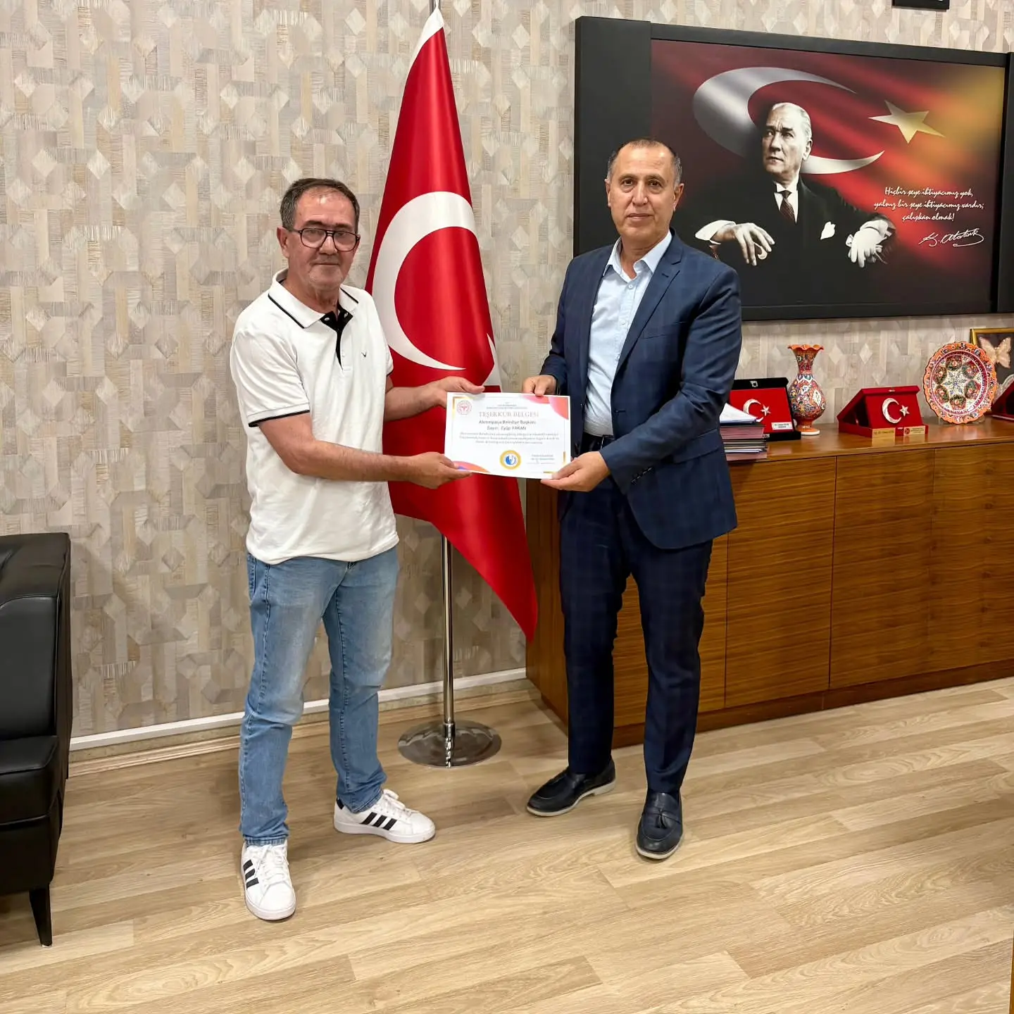 Başkan Yakan, Hastaneye Tekerlekli Sandalye Hediye Etti