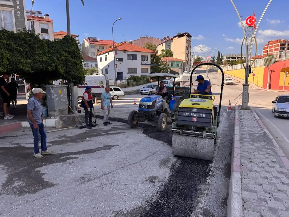 Eşme Belediyesi asfalt yama çalışmalarına başladı