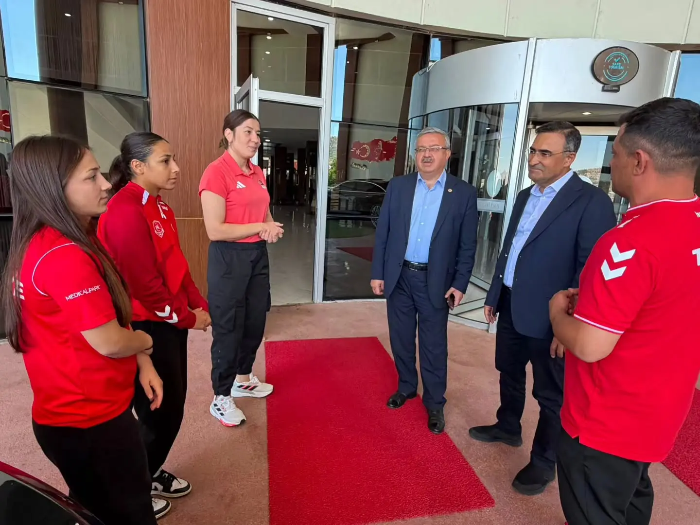 Hasan Arslan, güreşçilerle bir araya geldi