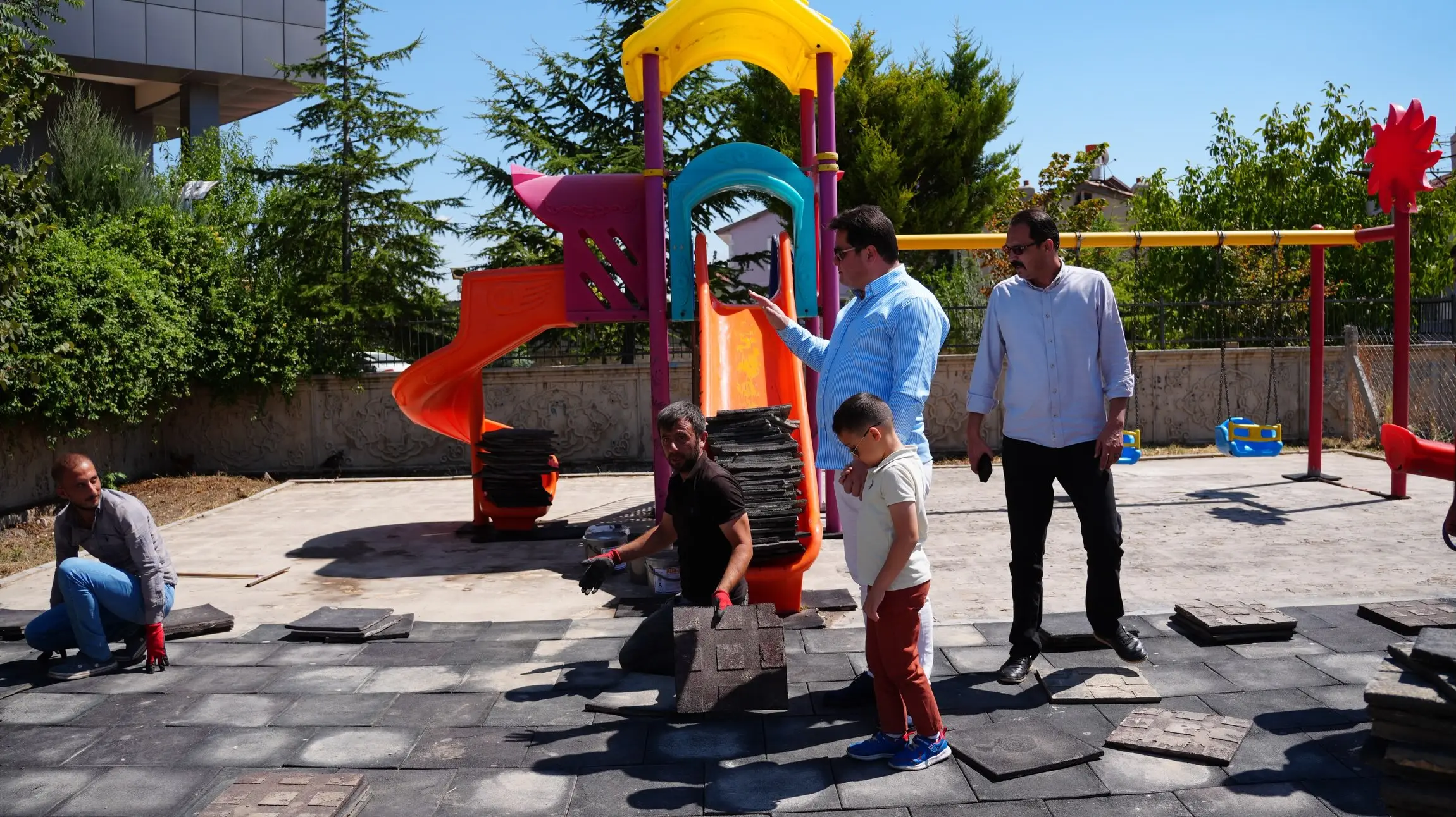Bolvadin'de park yenileme çalışmaları sürüyor