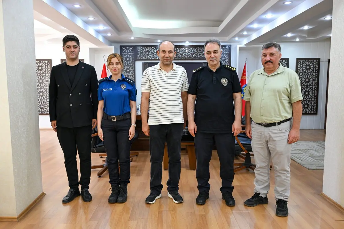 Emekli Polis ve Bilgisayar İşletmenine Plaket