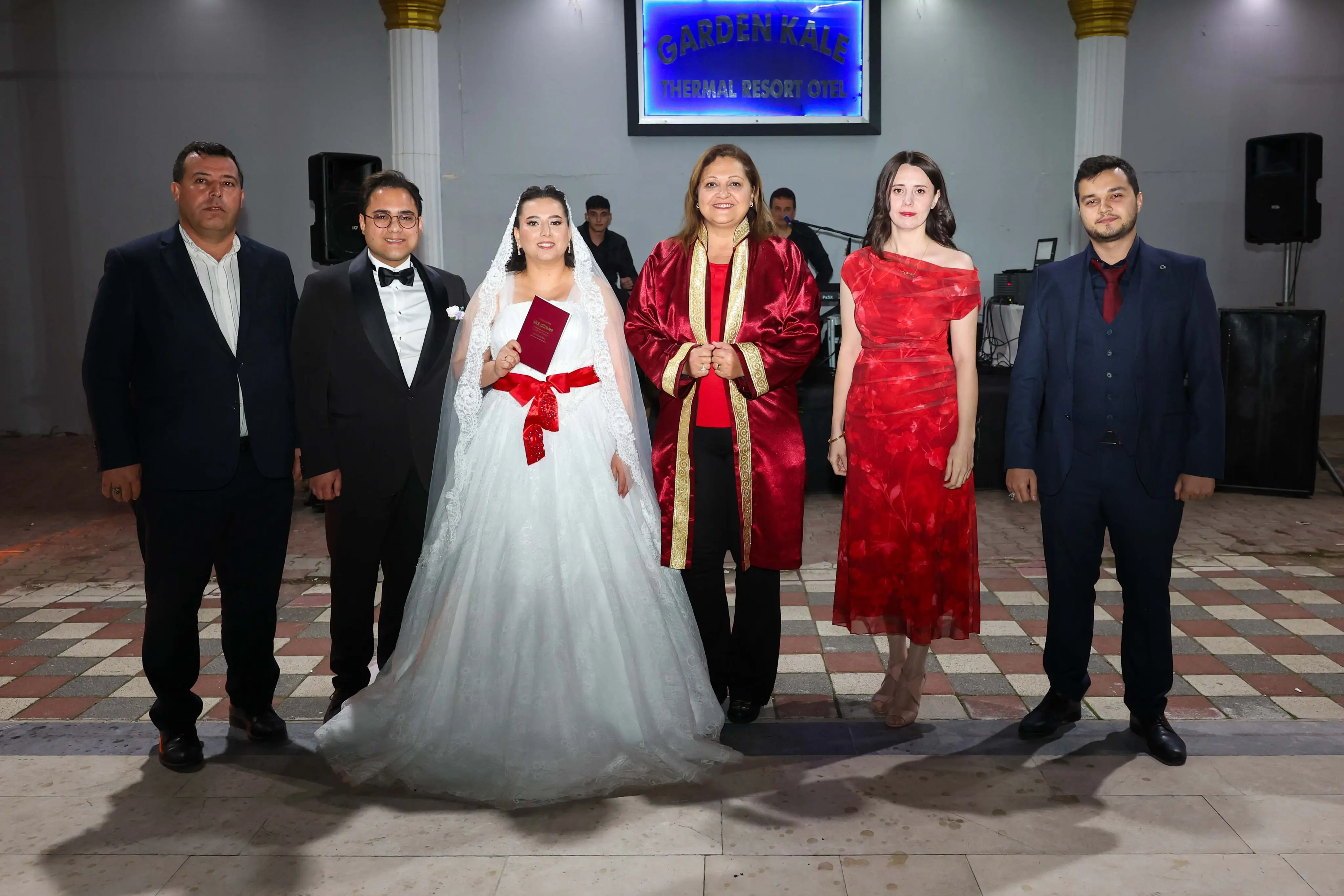 Özlem Özdeniz ve Emre Altuğ'un nikahı gerçekleşti