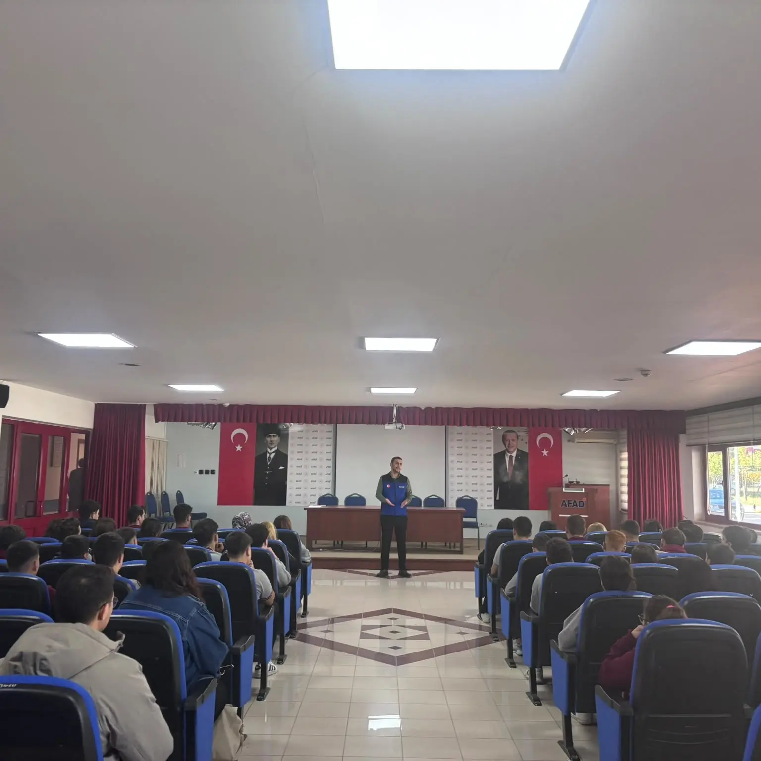 Teknik Kolej Öğrencileri Deprem Tatbikatı İçin Hazırlanıyor
