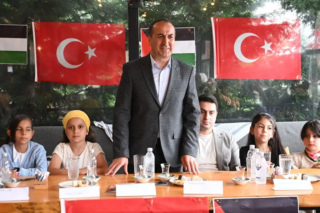 Öğrencilerden Filistinli Kardeşlere Destek Kitabı