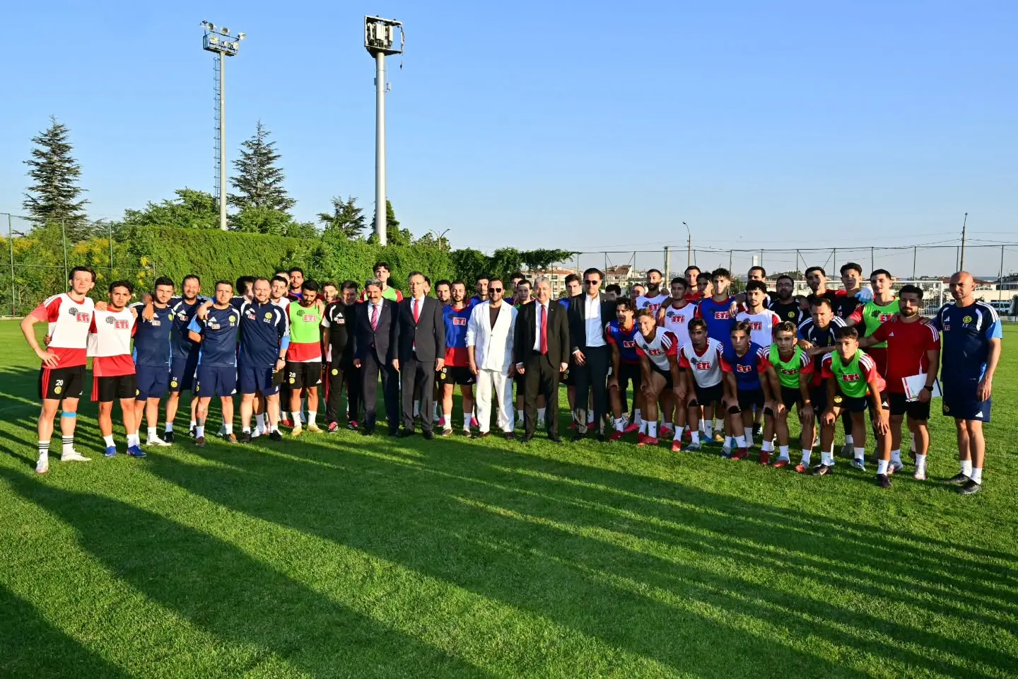 Vali Yılmaz Eskişehirspor'u Ziyaret Etti