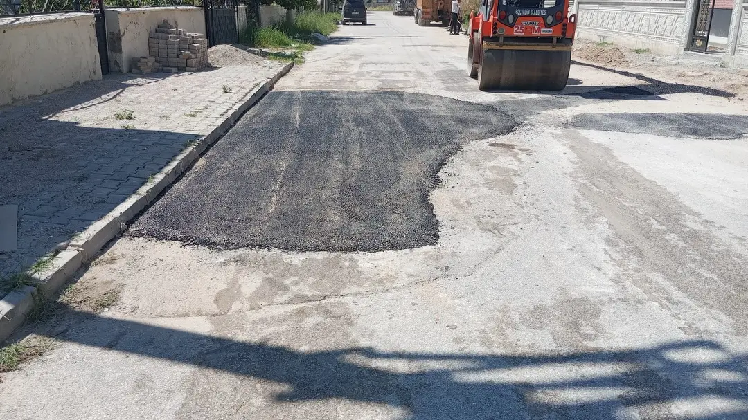 Bolvadin'de Sıcak Asfalt Yama Çalışmaları Devam Ediyor
