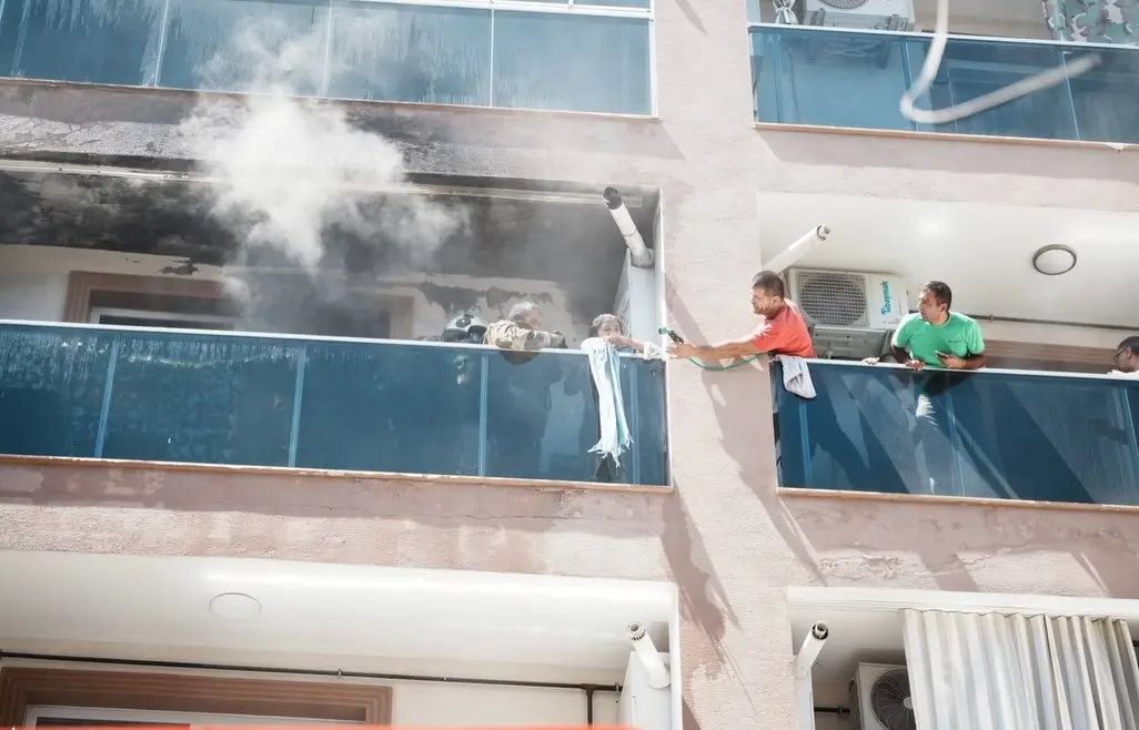 Bayraklı'da Yangın: 10 Kişi Tahliye Edildi
