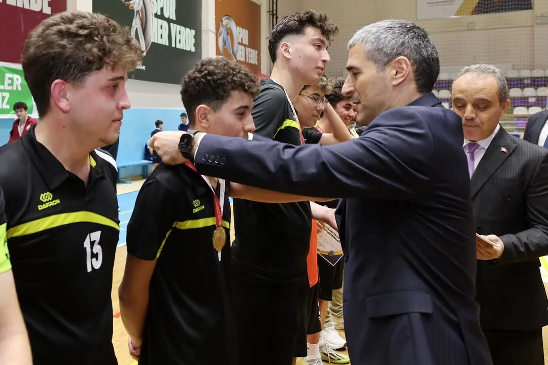 Afyonkarahisar Gençlik ve Spor İl Müdürlüğü'nün Düzenlediği 5x5 Mini Futbol Turnuvasının Finalinde Vali Dr. Naci Aktaş Ödülleri Verdi