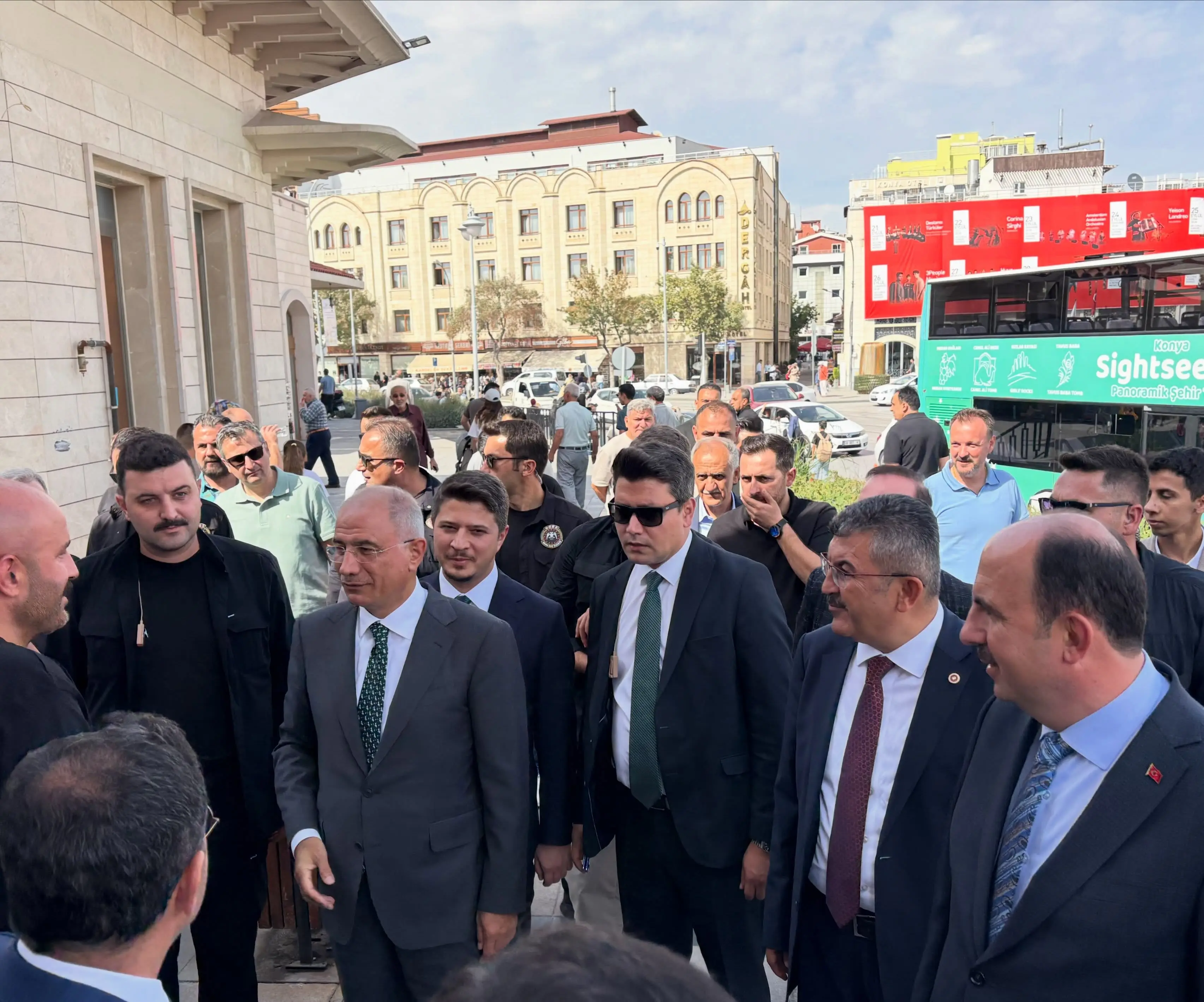 Efkan Ala ve Konya heyeti Mevlana'nın türbesini ziyaret etti