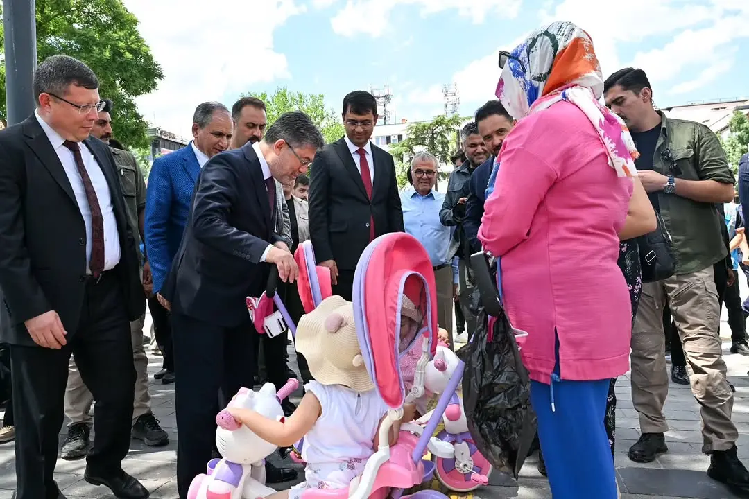 Bakan ve Vali Esnafı Ziyaret Etti