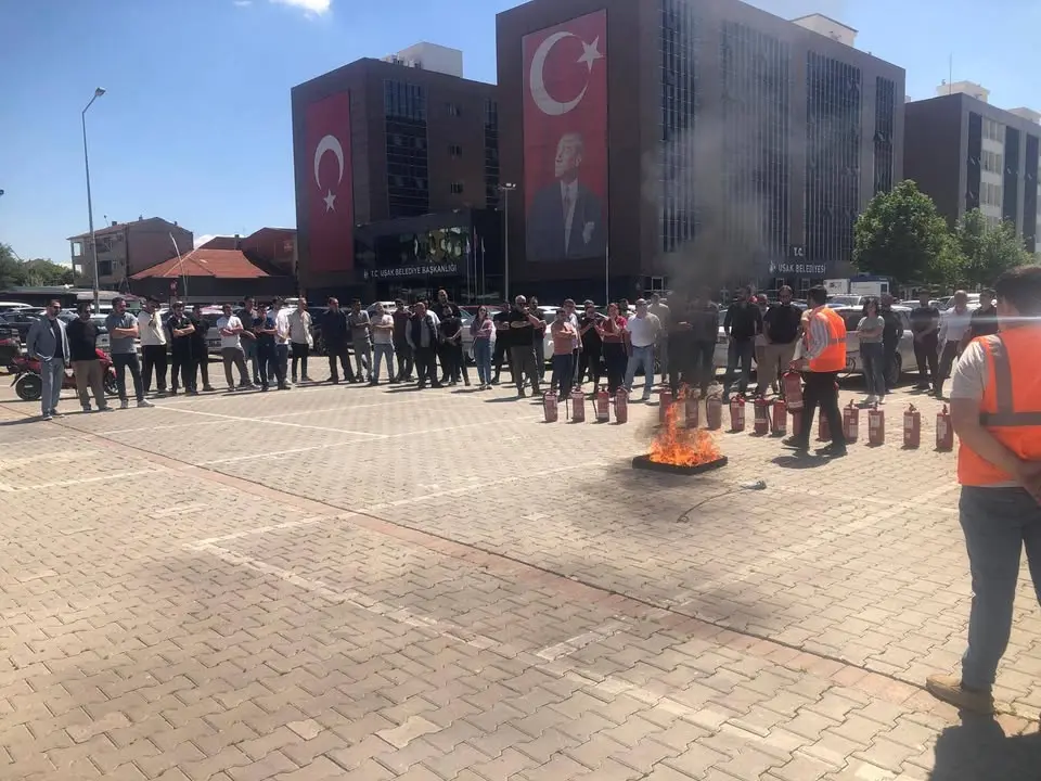 Uşak Belediyesi'nden Yangın Söndürme Eğitimi
