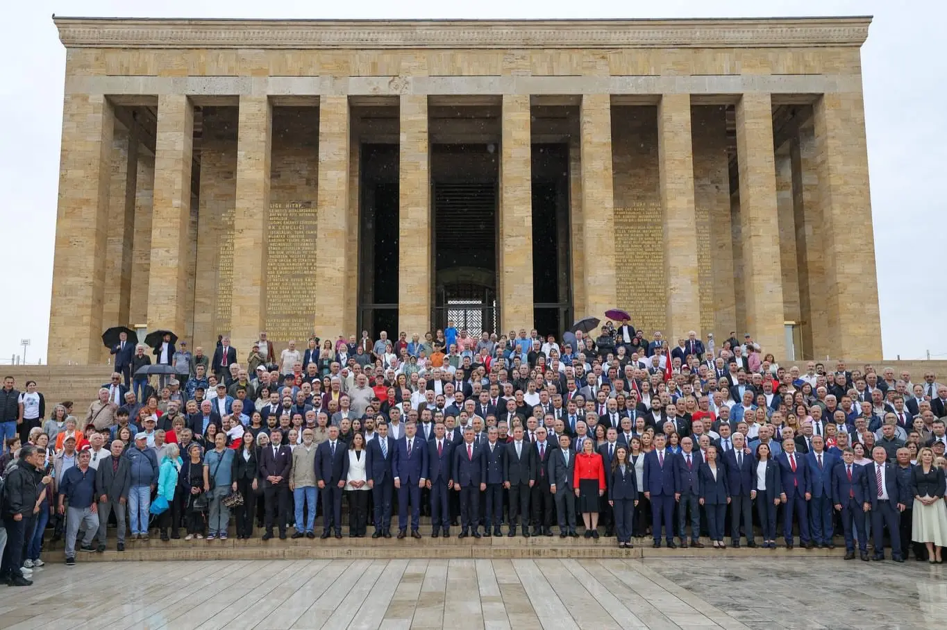 Özgür Özel, Anıtkabir'de Atatürk'ü ziyaret etti