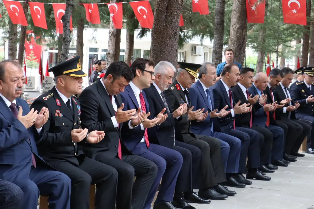 Şehitler kabirlerinde anıldı