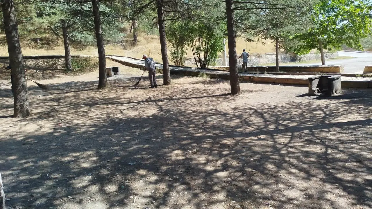 Bolvadin Belediyesi Horan Park'ta Temizlik Çalışmaları Yapıyor
