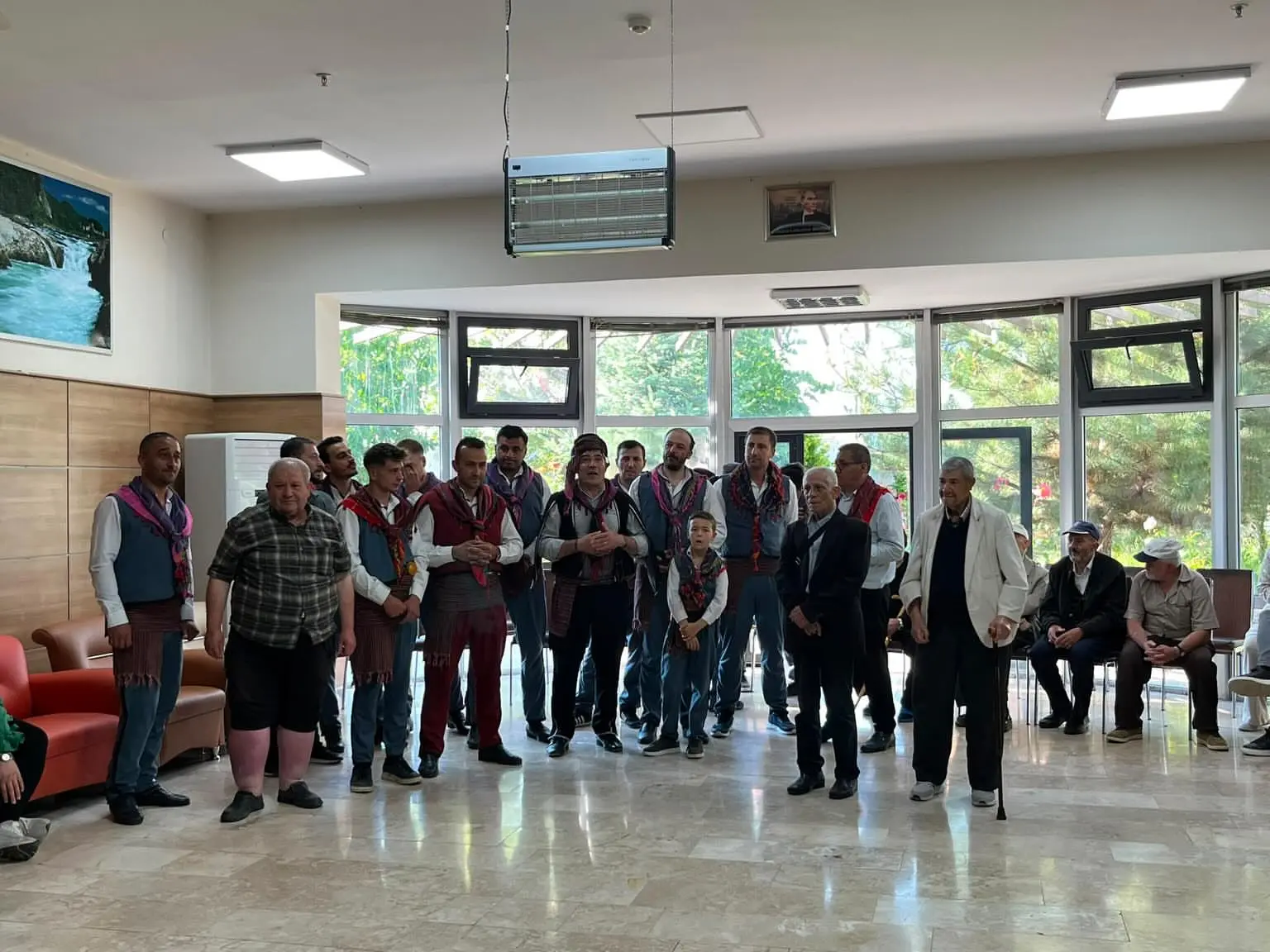 Huzurevi sakinleri Babalar Günü'nde kutlama yaptı