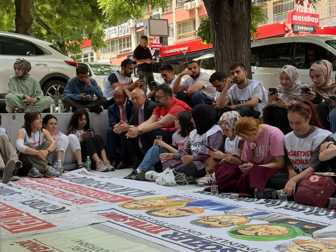 Öğretmenler Ankara'da hakları için direniyor