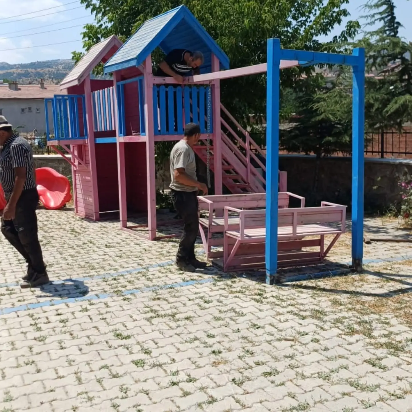 Çocuklar için yeni oyun parkı kuruldu