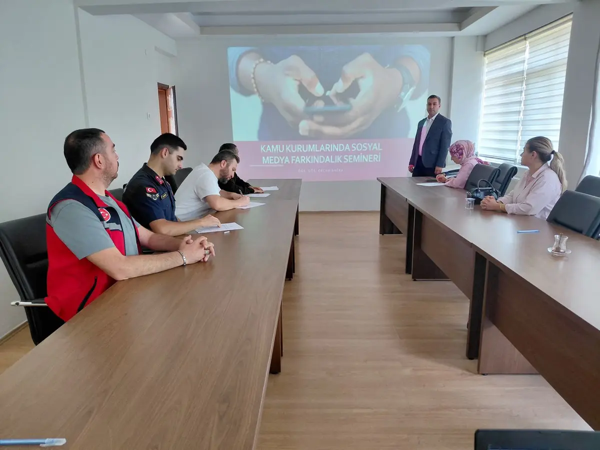 Karahallı'da Sosyal Medya Semineri Düzenlendi