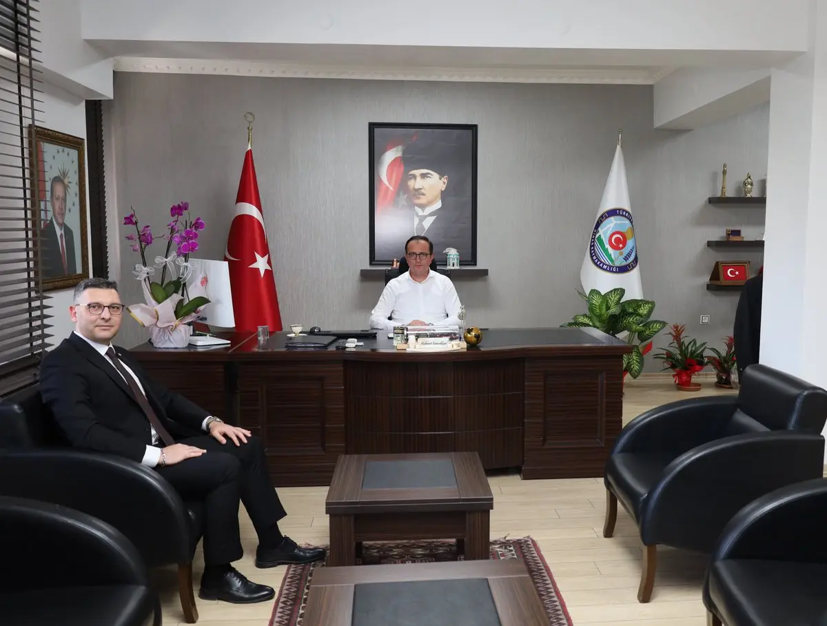 VakıfBank Müdürü Kaymakam'ı Ziyaret Etti
