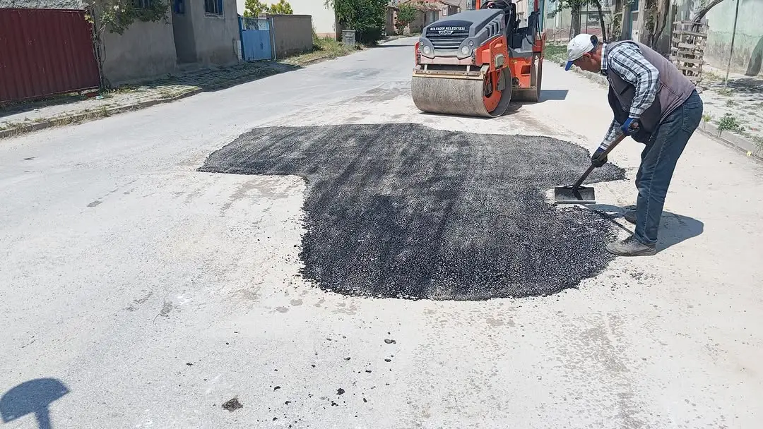 Hacı Ömer Mahallesi'nde asfalt yama çalışmaları yapıldı