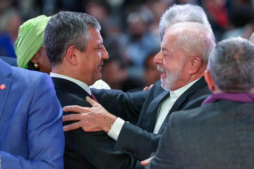 Özgür Özel, Brezilya ve Sırbistan'daki seçimleri kutladı