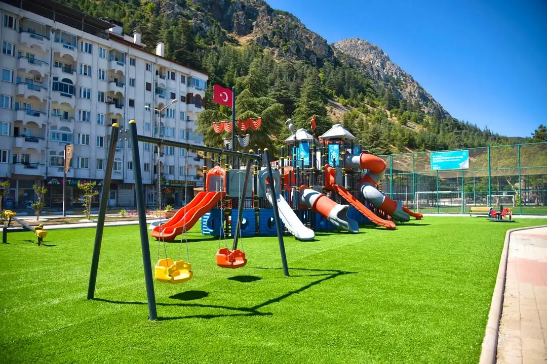 Eğirdir'de İki Yeni Oyun Parkı Açıldı
