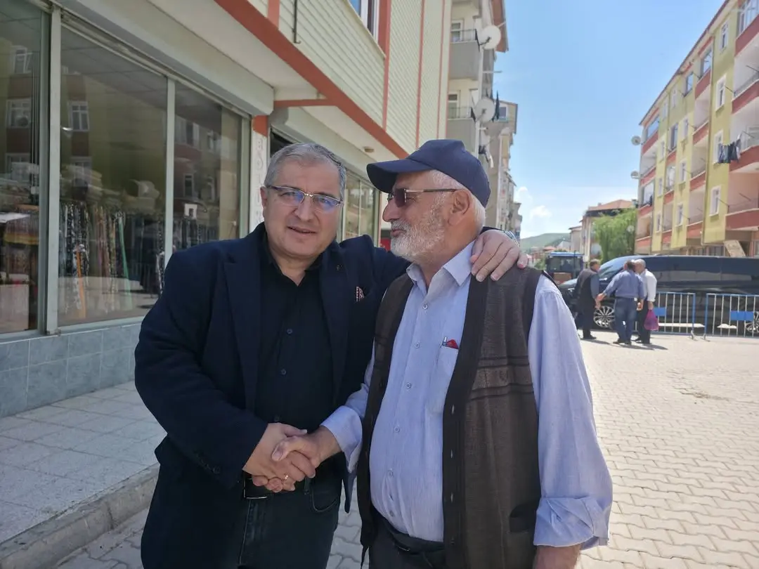 Başkan Ünlü, sebze pazarını ziyaret etti