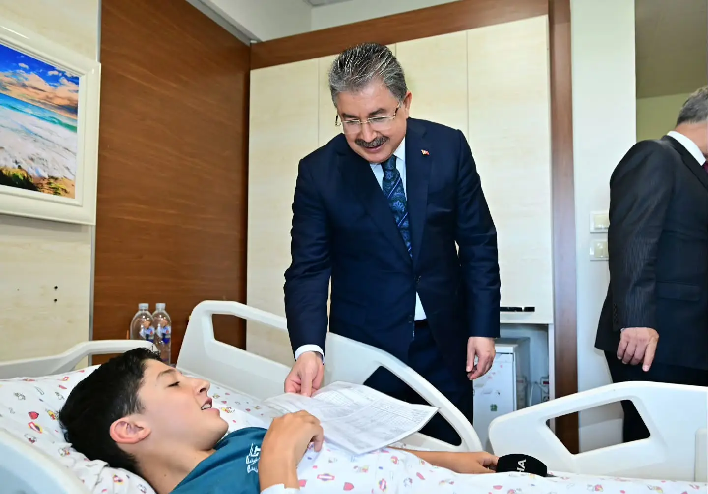 Vali Yılmaz, hastanede tedavi gören öğrencileri ziyaret etti