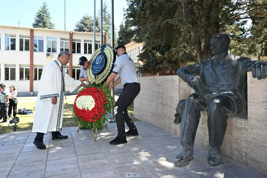 Anadolu Üniversitesi mezuniyet töreni coşkuyla başladı