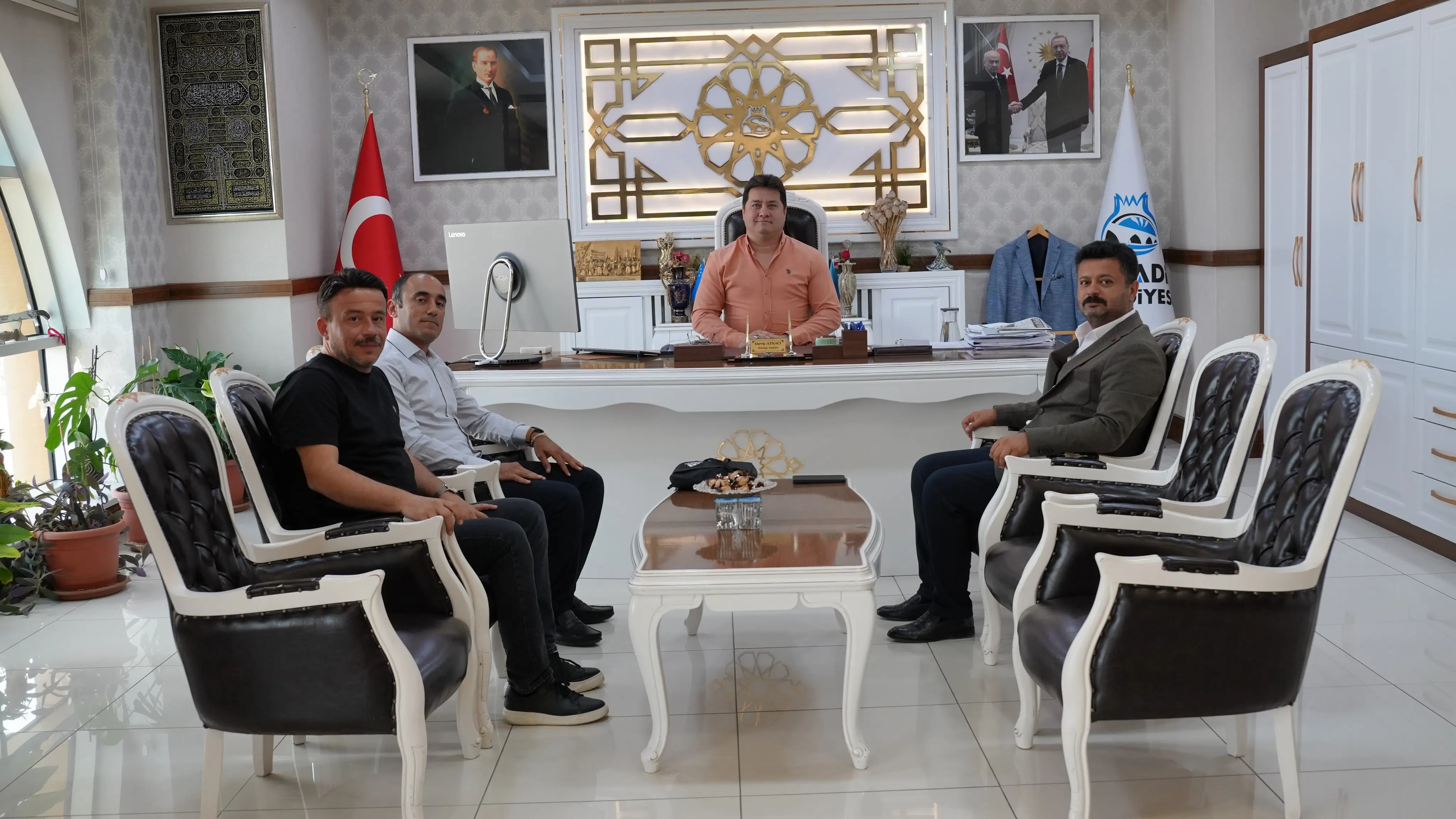 Başkan Aynacı, ziyaretçilerini makamında ağırladı