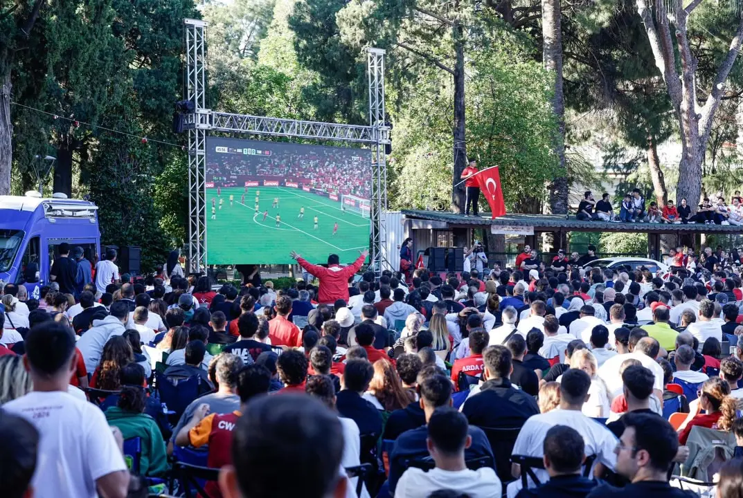 İzmir'de Dünya Kupası Coşkusu Dev Ekranlarla Yaşanıyor