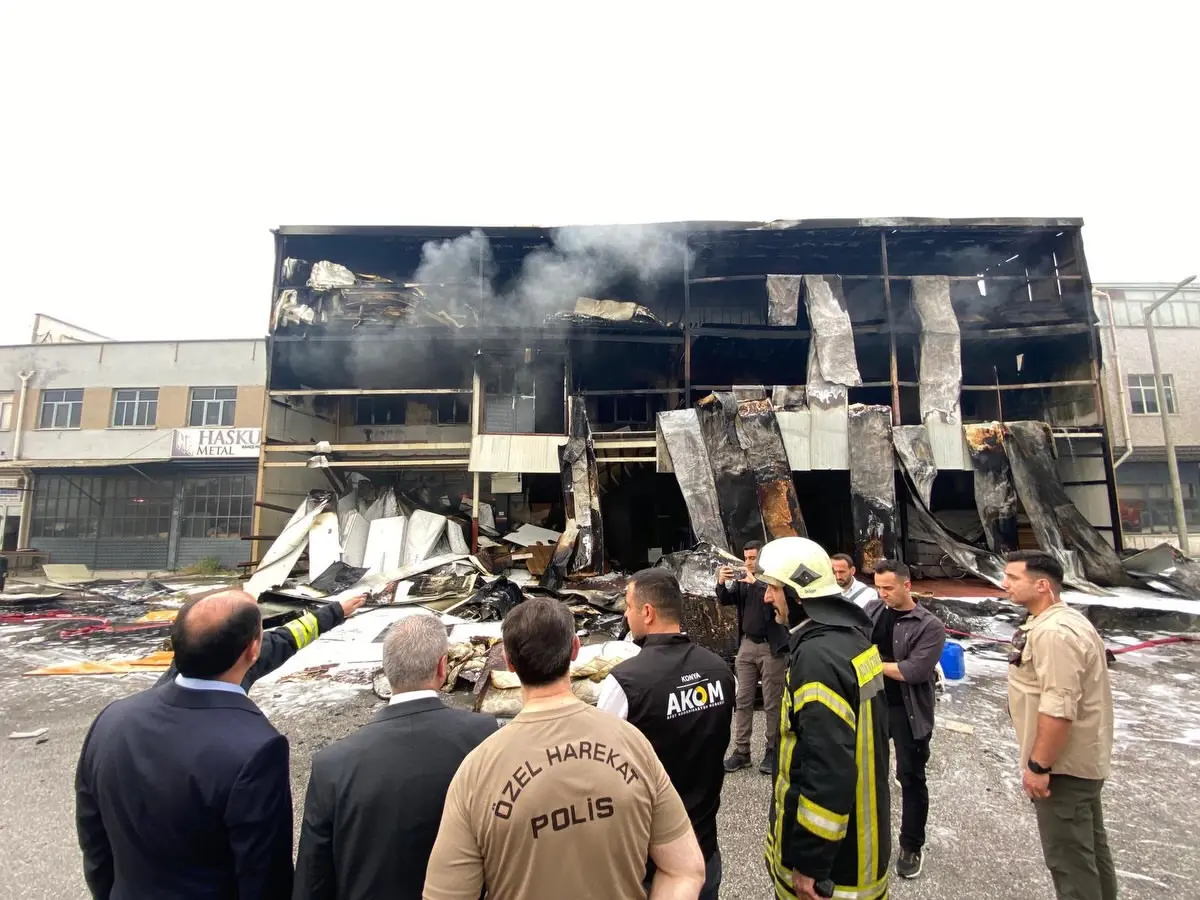 Karatay'daki mobilya fabrikasında yangın çıktı