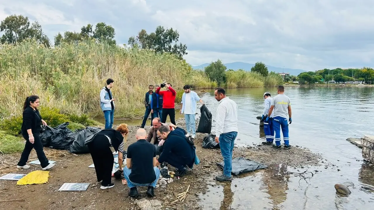 Fethibey Belediyesi'nden Erasmus Öğrencilerine Temizlik Etkinliği